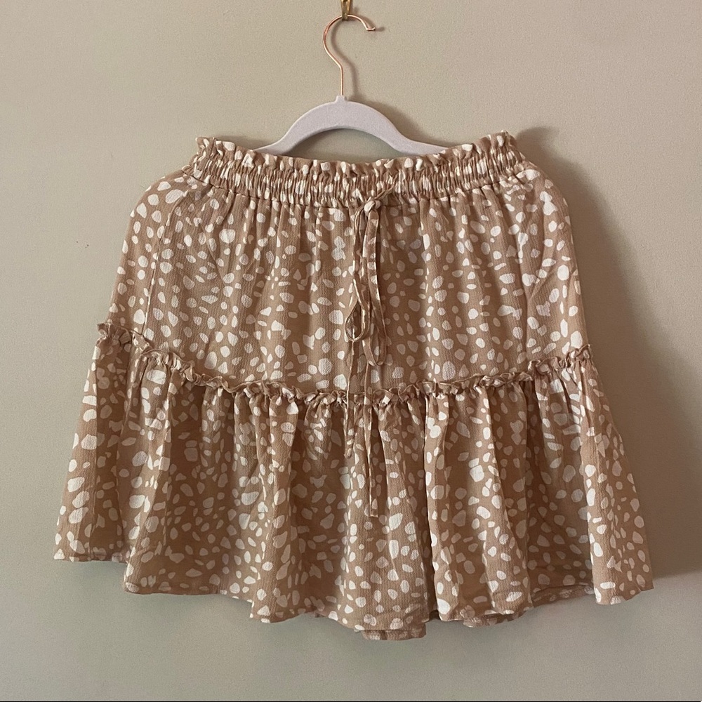 Tan and white spotted skirt.